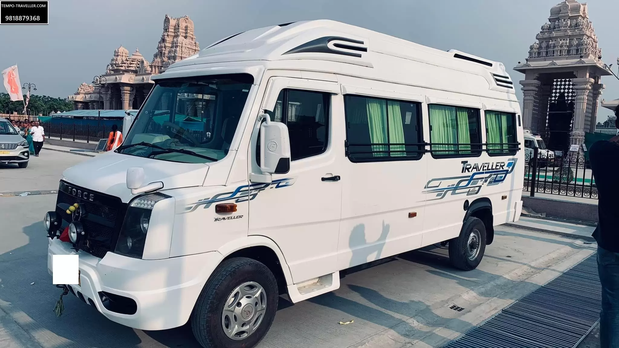 13 seater tempo traveller