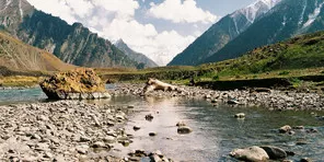 sonmarg by tempo traveller